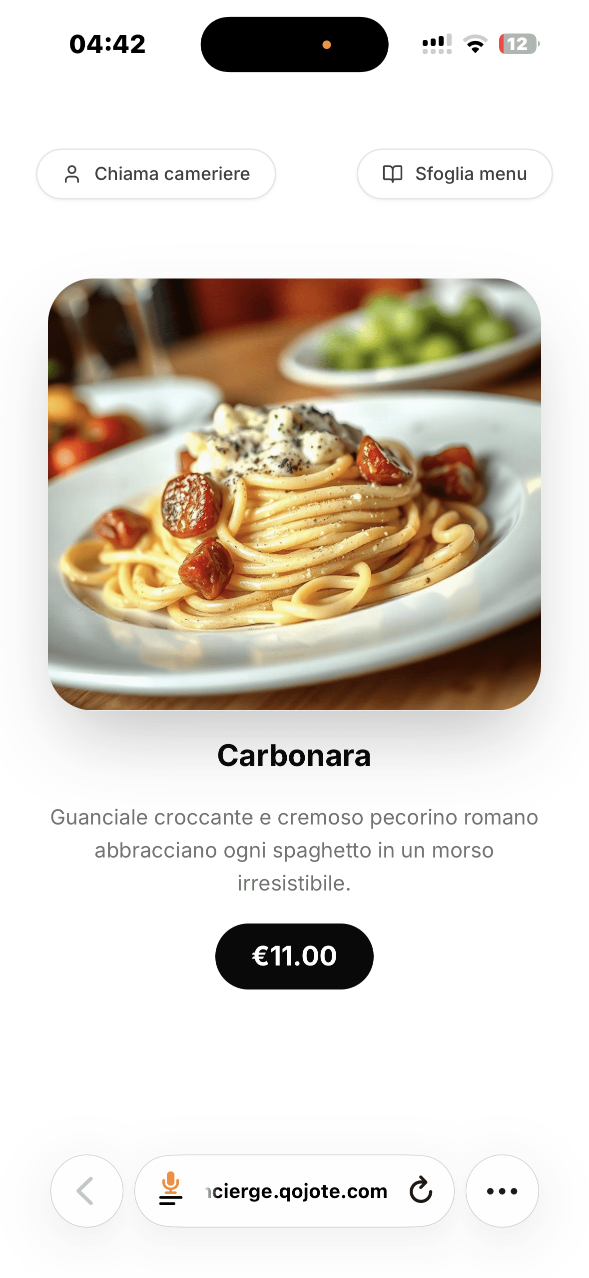 Il telefono del cliente durante una conversazione con il cameriere AI: foto del piatto, prezzo e allergeni
